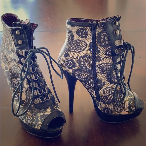 JustFab Shoes - Sz 7 skull butterfly booties